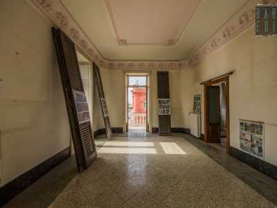 Noi entriamo e visitiamo una grande camera un tempo forse adibita a sala da ballo che presenta una copertura a volta impreziosita da cornici in stucco